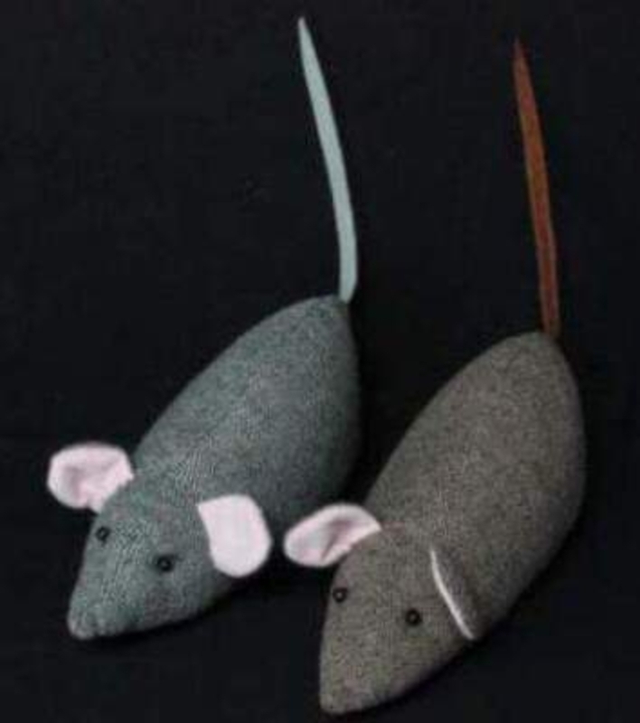 Tweed mouse doorstop by Gisela Graham. Choice of Brown or Black if preference please specify when ordering. Size 26 (plus tail)x10x13cm